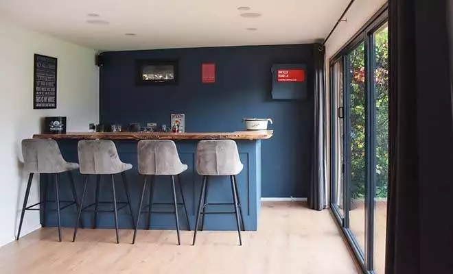 Garden room bar